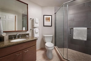 Shower, jetted bath, hair dryer, towels