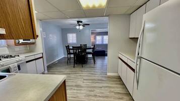 Geladeira, micro-ondas, fogão, cooktop