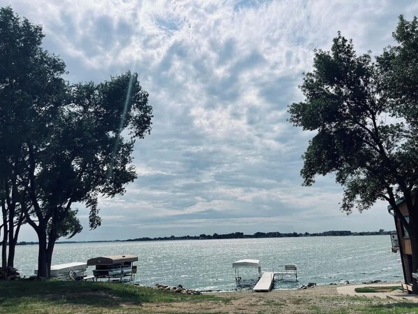 Property grounds - The Grandview Lake House | Sleeps 8 | Dog Friendly (Madison)