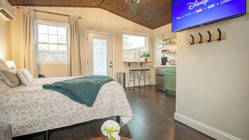 5 Schlafzimmer, Schreibtisch, Bügeleisen/Bügelbrett, Reisekinderbett