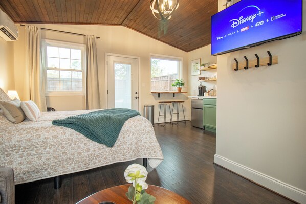 5 bedrooms, desk, iron/ironing board, travel crib