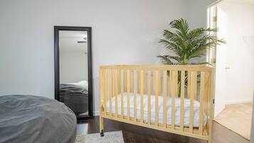 5 bedrooms, desk, iron/ironing board, travel cot