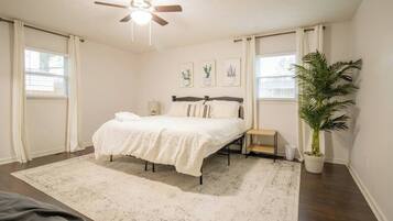 5 makuuhuonetta, työpöytä, silitysrauta/-lauta, vauvan matkasänky