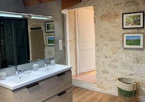 Chambre Vigne | Bathroom | Hair dryer, bathrobes, towels, soap - Maison Sommet - 4 chambres (Lugon-et-l'ile-du-Carney)