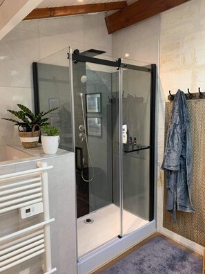 Deluxe tweepersoonskamer | Badkamer | Een haardroger, badjassen, handdoeken, zeep