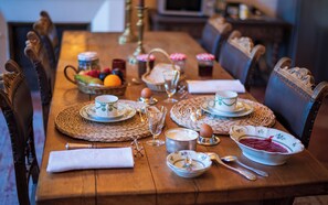 Tägliches kontinentales Frühstück (12.00 EUR pro Person)