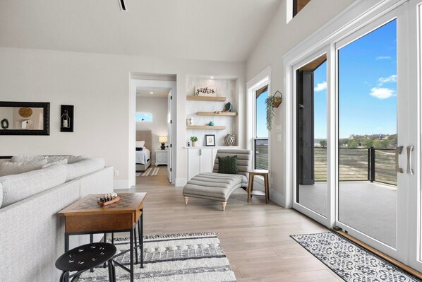 Smart TV, fireplace, ping pong, books