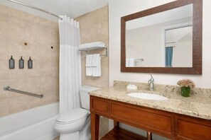 Douche, baignoire Ă jets, sĂšche-cheveux, serviettes fournies