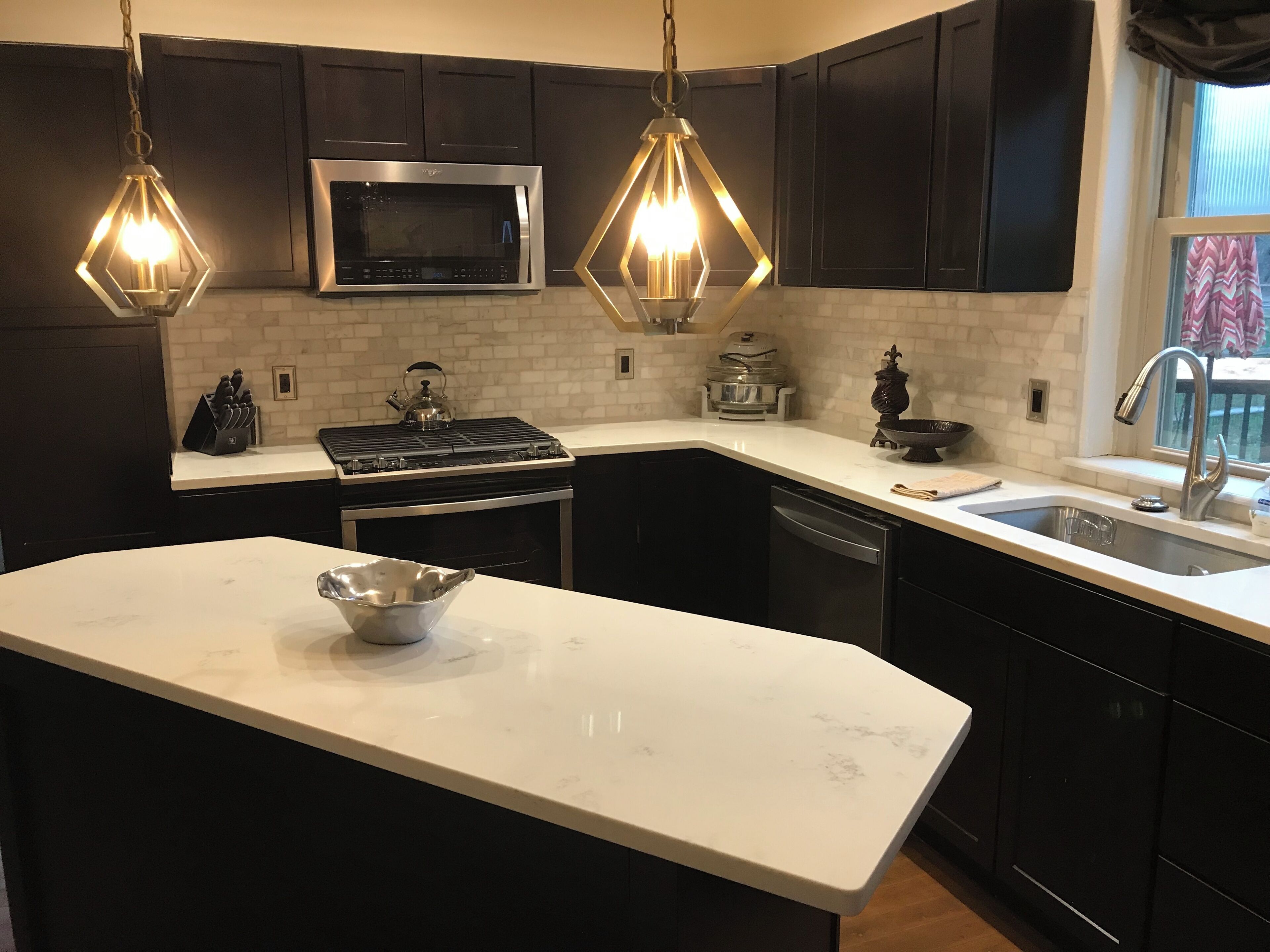 Een microgolfoven, een oven, een kookplaat, een vaatwasser