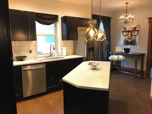 Mikrobølgeovn, ovn, kokeplater og oppvaskmaskin