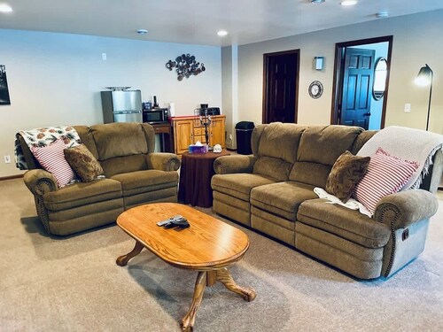 Cozy Lower Level | Fireplace | 30 min Granite Peak