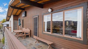 Outdoor dining - Elvira Ski Lodge great for large groups or families (Jindabyne)
