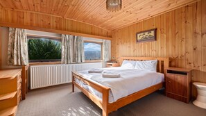 5 bedrooms, WiFi, bed sheets