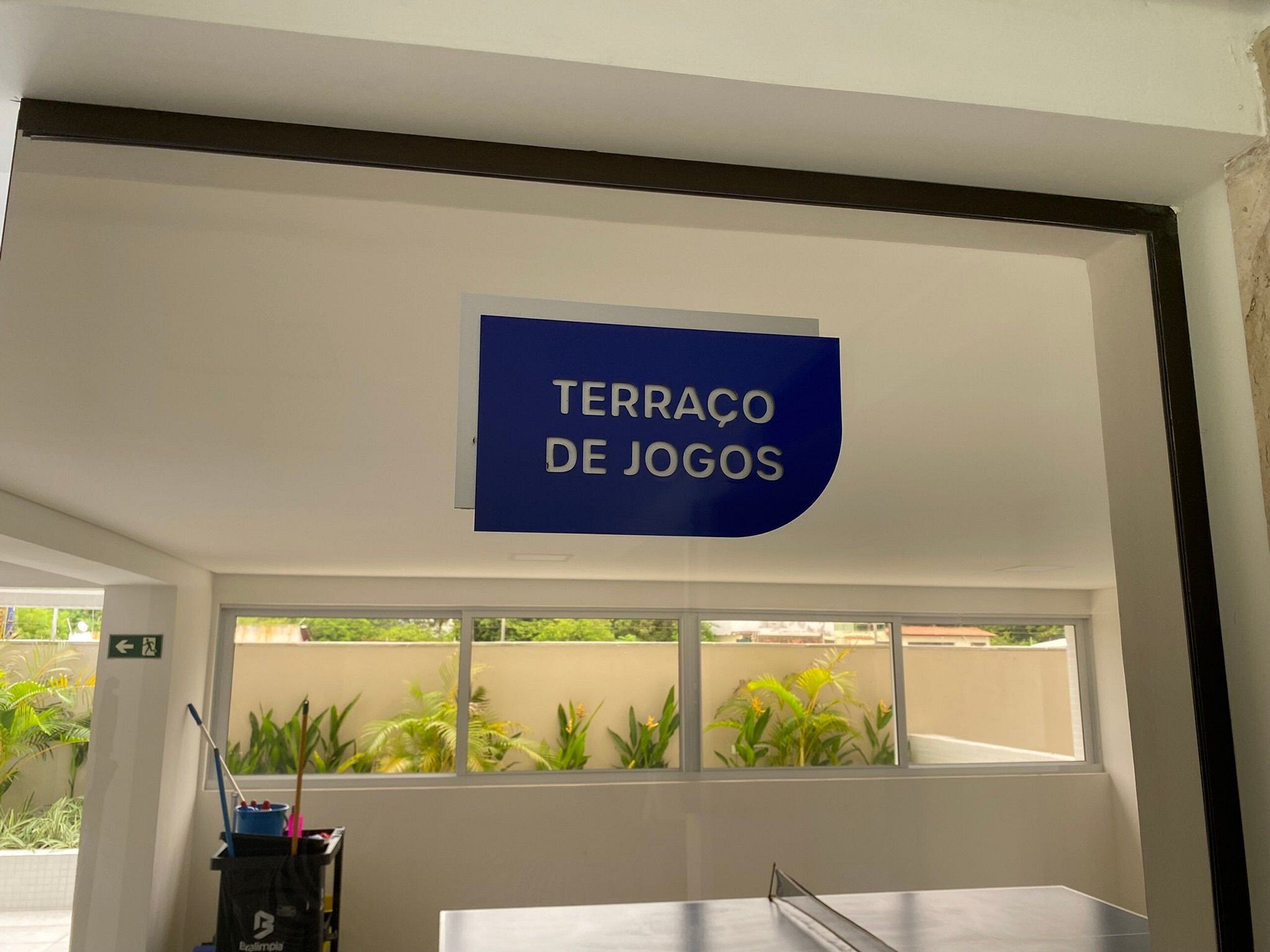 A sign indicating a children's play area.