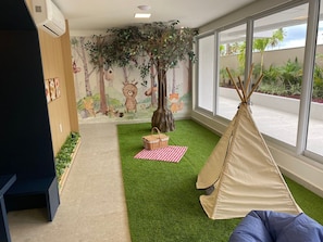 A room with a mural, a tent, a picnic setup, and a view through large windows. - Bela Hospedagem - Puerto Ventura 103A (João Pessoa)