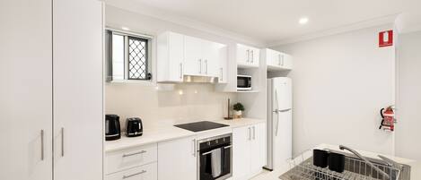 Réfrigérateur, micro-ondes, four, plaque de cuisson