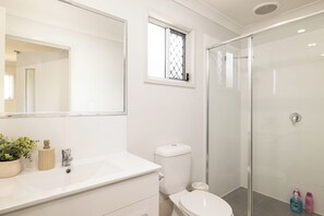 تجهيزات دش، مجففات شعر، صابون، شامبو