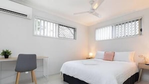 A bedroom with a bed, a desk, and a chair. - Clean 1 Bdr Apt w/ AC | Covered Parking | 539F1 (Rocklea)