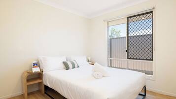 3 bedrooms, desk, iron/ironing board, free WiFi