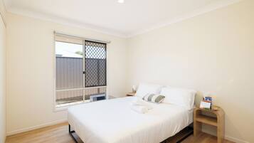 3 bedrooms, desk, iron/ironing board, free WiFi