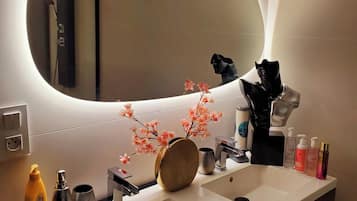 Bañera de hidromasaje, secador de pelo, toallas y jabón