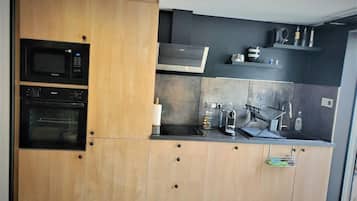 Frigorífico, microondas, horno y placa de cocina