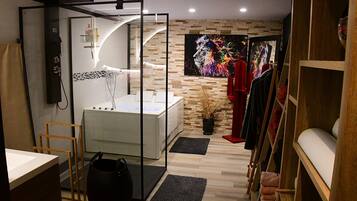 Baignoire Ă jets, sĂšche-cheveux, serviettes fournies, savon