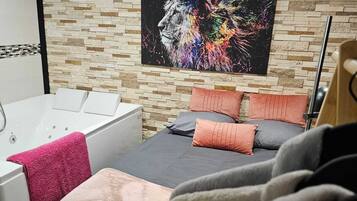 Baignoire à jets, sèche-cheveux, serviettes fournies, savon