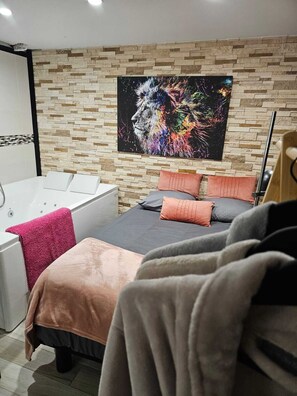 Whirlpool, Haartrockner, Handtücher, Seife