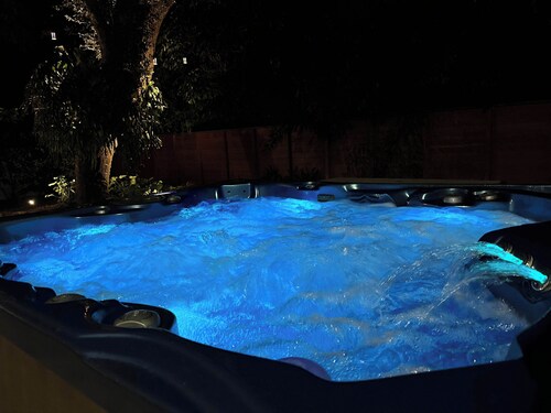 Vero Oaks (Stroll to beach + Mini Golf + Jacuzzi)