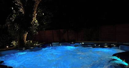 Vero Oaks (Stroll to beach + Mini Golf + Jacuzzi)