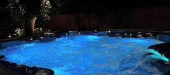 Vero Oaks (Stroll to beach + Mini Golf + Jacuzzi)