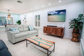 Smart TV, fireplace, table football, ping pong - Coastal 3-bedroom cottage 4 blocks from the Beach w/ Mini Golf in Vero Beach (Vero Beach)