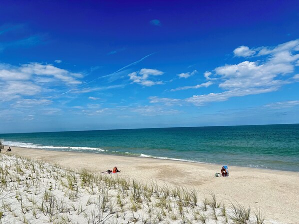 Beach nearby, sun-loungers, beach towels - Coastal 3-bedroom cottage 4 blocks from the Beach w/ Mini Golf in Vero Beach (Vero Beach)