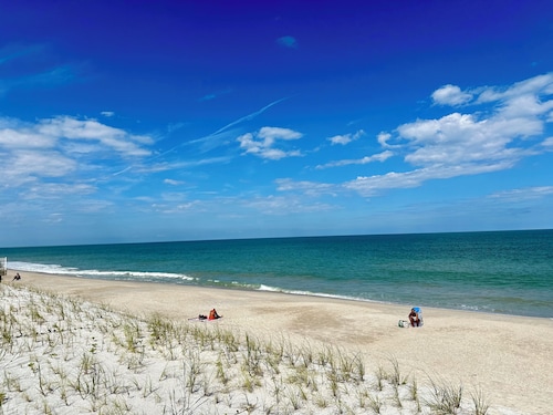 Coastal 3-bedroom cottage 4 blocks from the Beach w/ Mini Golf in Vero Beach