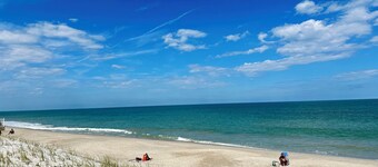 Coastal 3-bedroom cottage 4 blocks from the Beach w/ Mini Golf in Vero Beach