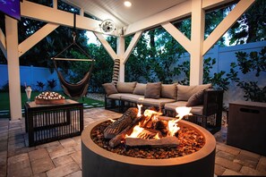 Terrace/patio - Coastal 3-bedroom cottage 4 blocks from the Beach w/ Mini Golf in Vero Beach (Vero Beach)