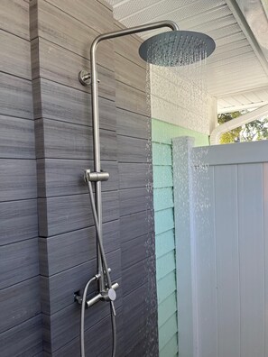 Property grounds - Coastal 3-bedroom cottage 4 blocks from the Beach w/ Mini Golf in Vero Beach (Vero Beach)