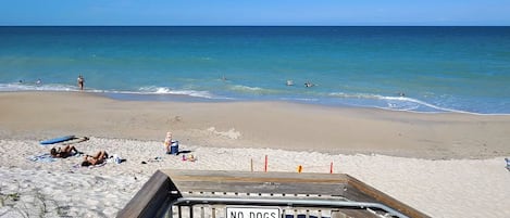 Beach nearby, sun loungers, beach towels