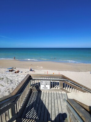 Plage à proximité, chaise longue, serviettes de plage