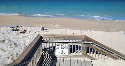 Coastal 3-bedroom cottage 4 blocks from the Beach w/ Mini Golf in Vero Beach