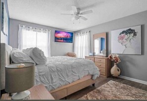 2 chambres, bureau, fer et planche à repasser, lit parapluie