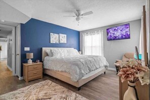 2 habitaciones, escritorio y tabla de planchar con plancha 