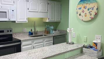 冷蔵庫、電子レンジ、オーブン、コンロ