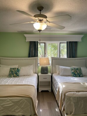 2 slaapkamers, een bureau, een strijkplank/strijkijzer, reisbedje