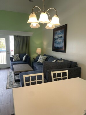 Smart TV, books - Pelicans Reef by the beach (Myrtle Beach)