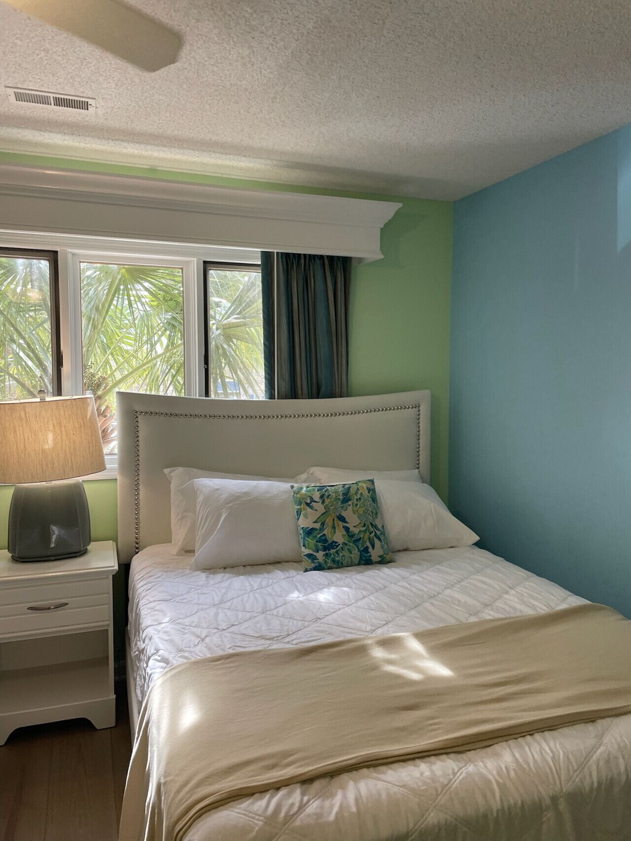 2 sovrum, skrivbord, strykjärn/strykbräda och resesäng