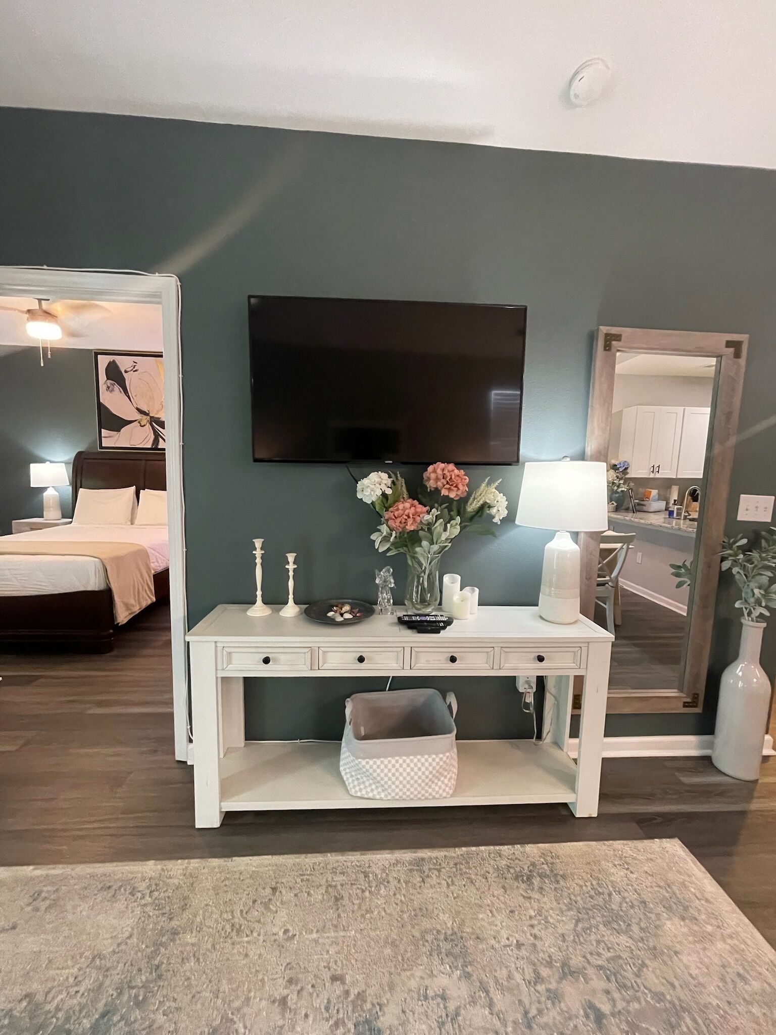 2 habitaciones, tabla de planchar con plancha, cuna de viaje y wifi 