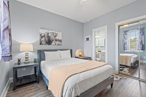 2 habitaciones, tabla de planchar con plancha y cuna de viaje