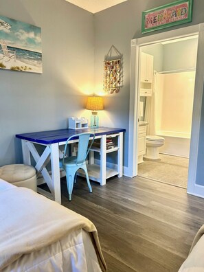 2 soverom, skrivebord, strykejern/-brett og reiseseng for barn